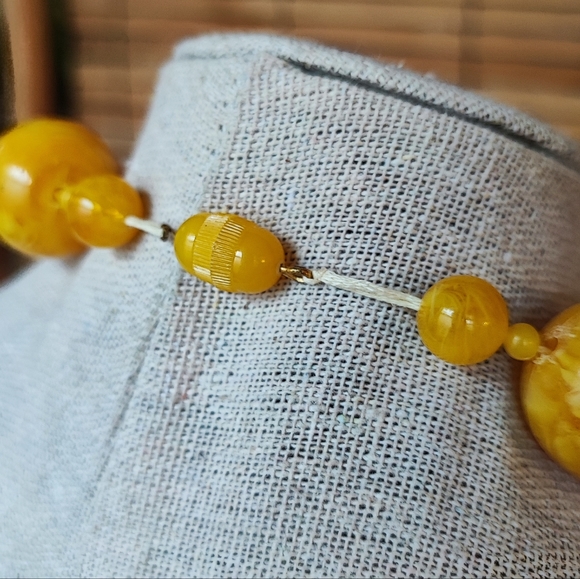 Vintage Lucite Swirled Huge Oval Beads Hidden Screw Clasp Chunky Necklace EUC - Picture 3 of 9